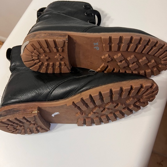 Madewell women’s 7.5 lace-up black leather boots with lug soles, 1” heel - Picture 10 of 14